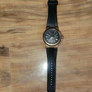 Michael Kors Elegant Black and Gold Timepiece